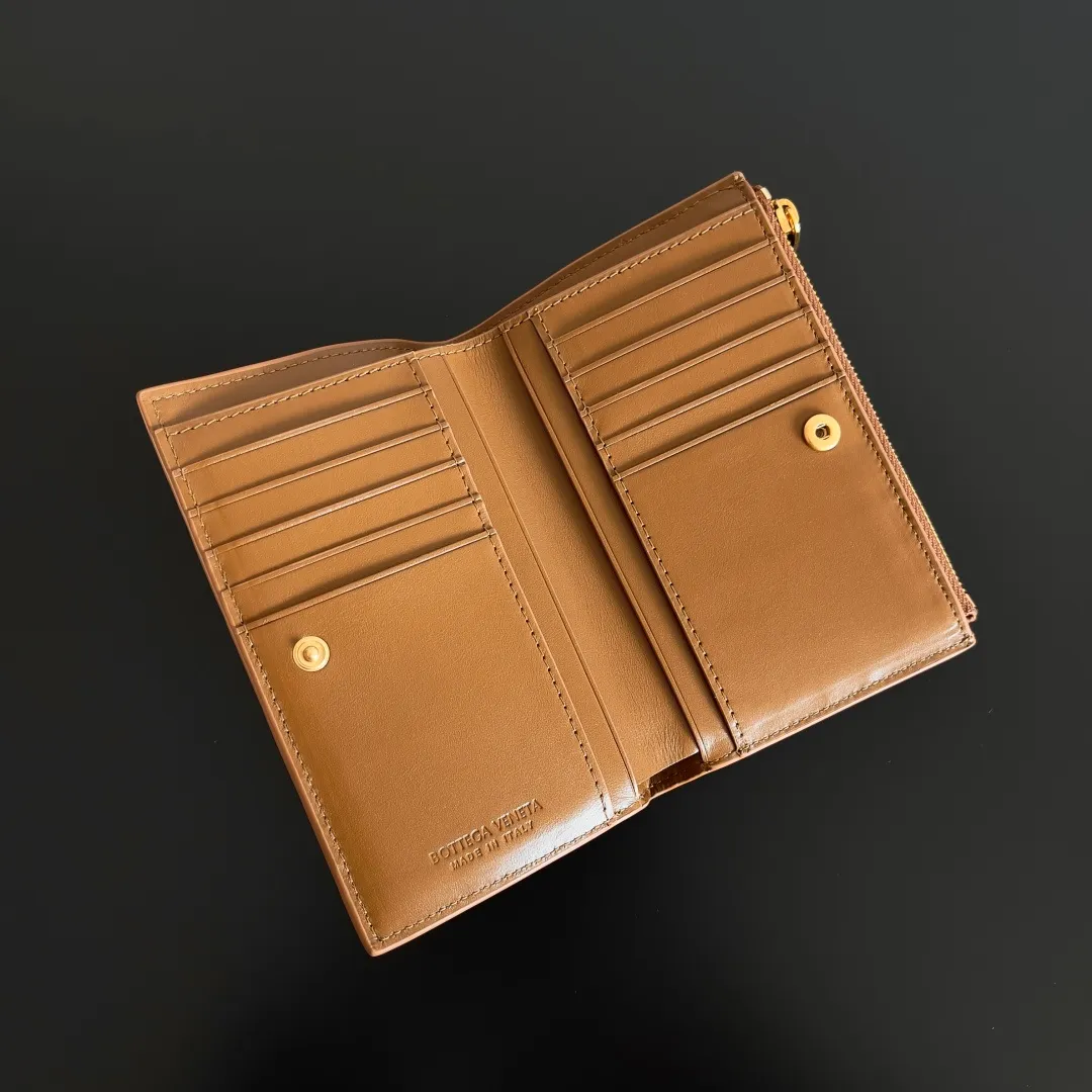 Batch 960 of BOTTEGA VENETA’s new woven small wallets are now shipping! ! ! 🥰🥰Made of carefully selected first-layer sheepskin fabric, this small luxury wallet has an elegant appearance and is also full of practicality. It can store change, driver's license and various cards at the same time. It is so small that it can be put in your pocket and carried with you. It is really convenient [Applause][Applause] Style No.: 667468 Size: 14.5*9.3*2cm